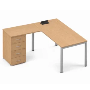 Mesa de escritório em formato de L com tampo amadeirado e gaveteiro fixo de três gavetas com chave.