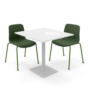 Mesa quadrada modelo SP para 4 lugares, com tampo branco e cadeiras verdes.