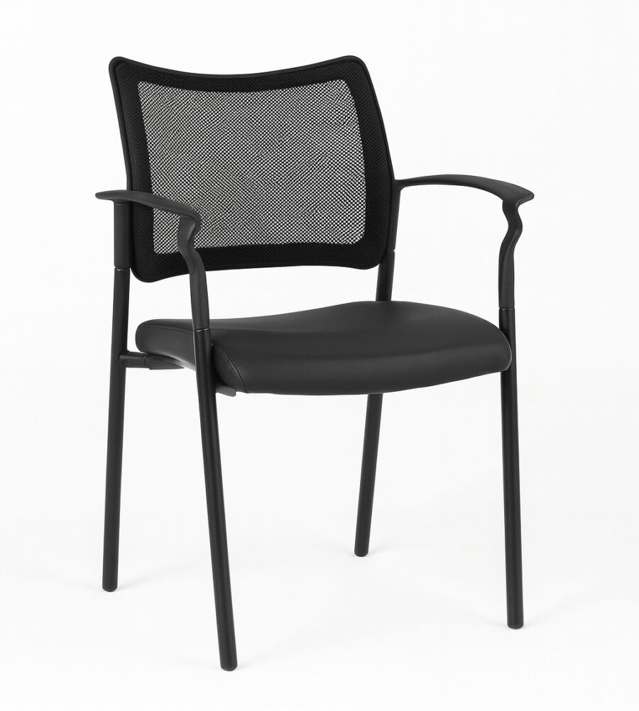 Cadeira Fixa com Tela Mesh modelo Force (Duratta), vista frontal de 3/4 isolada em fundo branco. Destaca o assento estofado em couro sintético preto, braços em polipropileno e encosto em tela de alta resistência. Cadeira interlocutor versátil para salas de treinamento e espera.