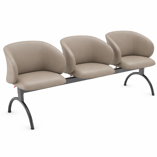 Longarina de 3 lugares modelo Nantes, revestida em couro sintético na cor Fendi. O móvel apresenta design com conchas anatômicas curvas e estrutura metálica resistente, ideal para salas de espera e recepções.