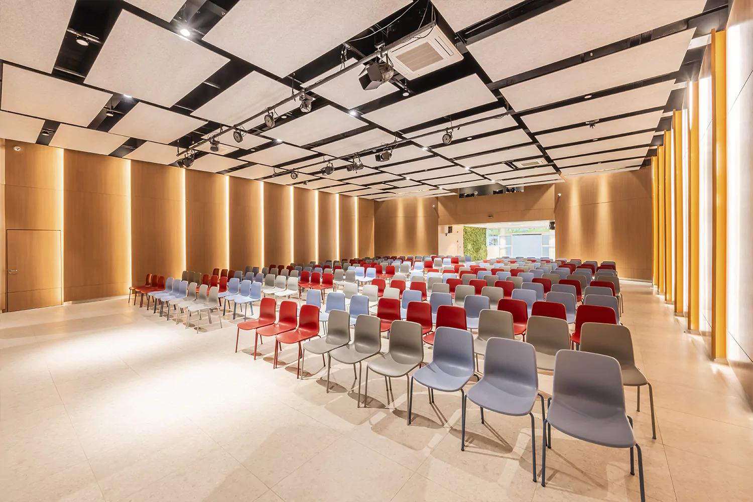 Auditório com Cadeiras polipropileno modelo versatile diversas cores